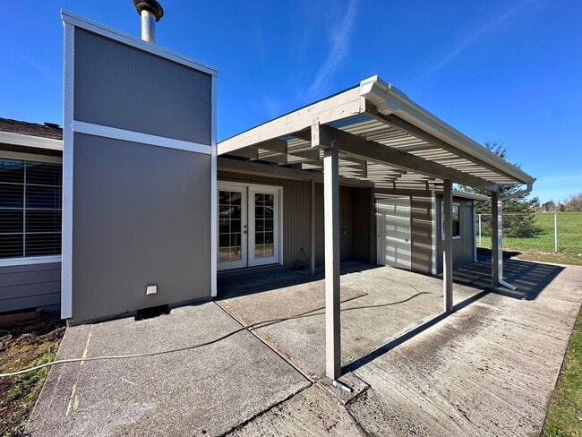 Building Photo - Newly Renovated Single-Family Home in Gresham! 3 Bed/1 Bath w/ Double Car Garage!