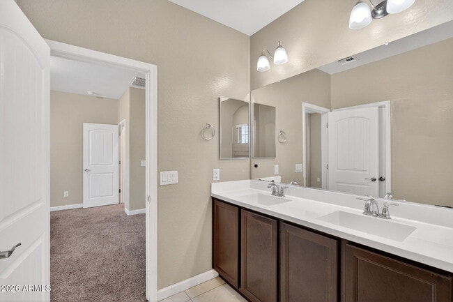 Building Photo - 1367 S Country Club Dr