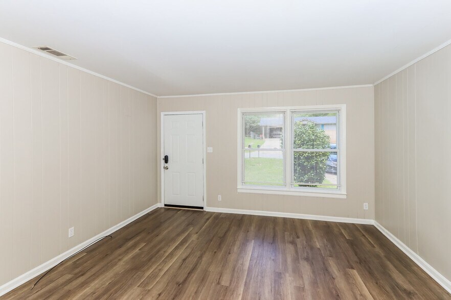 Building Photo - 4582 Shadow Lawn Dr