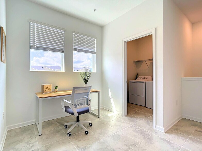 Building Photo - 1003 Splash Shot Pl