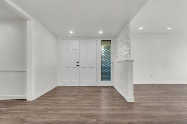 Building Photo - 1621 W 122nd St