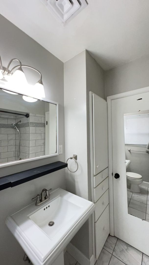 Building Photo - Large 4 Bedroom Orchards Home with private...
