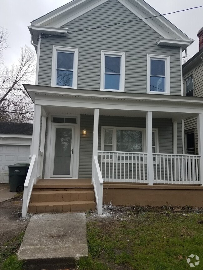 Building Photo - Spacious 4 bedroom 2 bath renovated single...