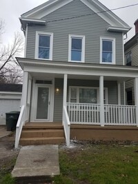 Building Photo - Spacious 4 bedroom 2 bath renovated single...