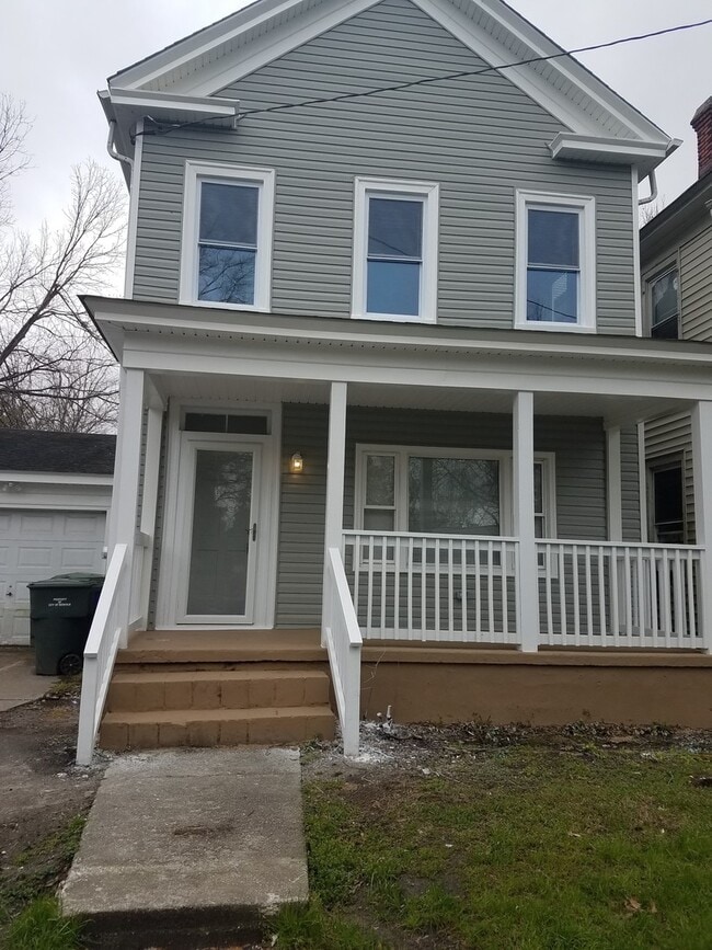Primary Photo - Spacious 4 bedroom 2 bath renovated single...