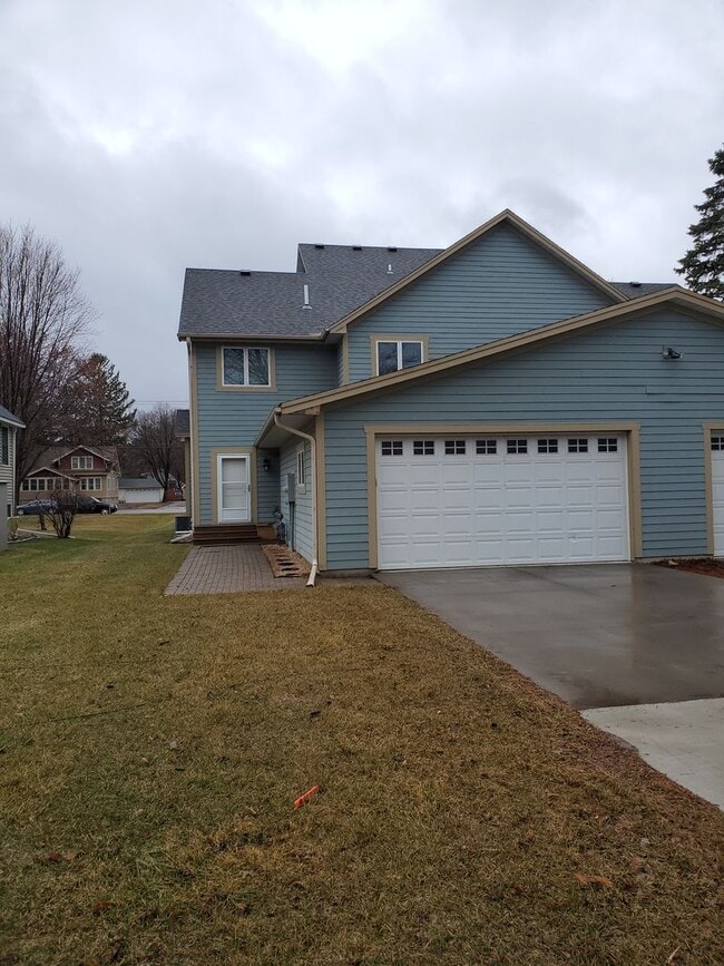 Building Photo - STUNNING, 5 BEDROOM AND 5 BATH TWIN HOME F...