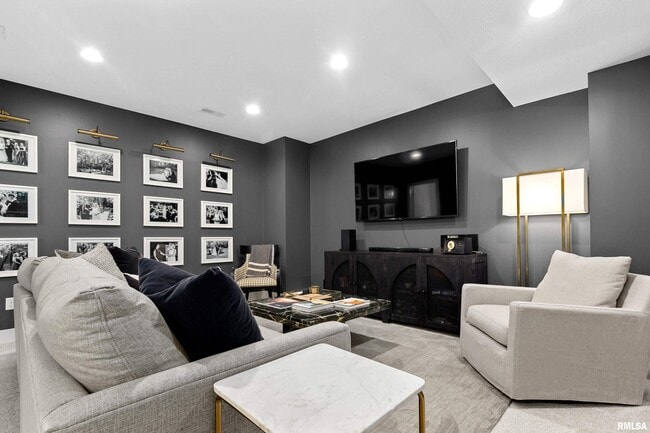 Building Photo - 824 W Moss Ave