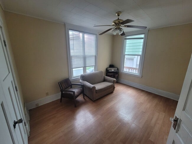 Building Photo - Duluth, MN - 4 Bedroom - 1 Bathroom - Close to UMD & CSS