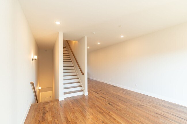 Building Photo - Modern 4 Bedroom Townhome in Southside Chattanooga