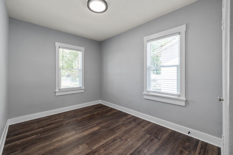 Building Photo - 2335 Darrow Ave
