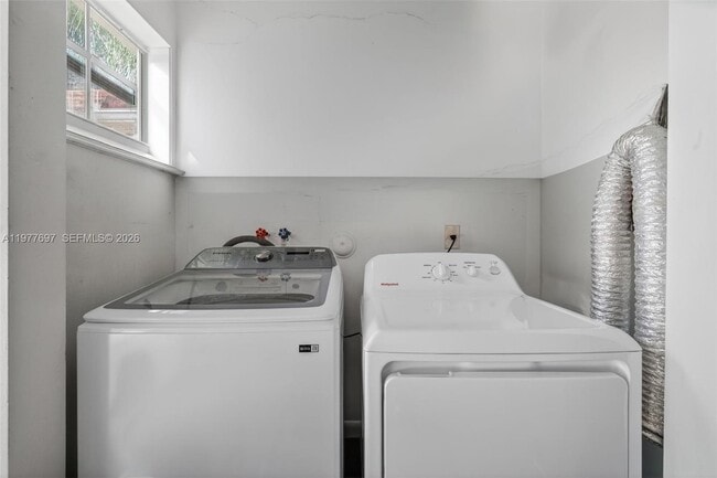 Building Photo - 10624 Plainview Cir