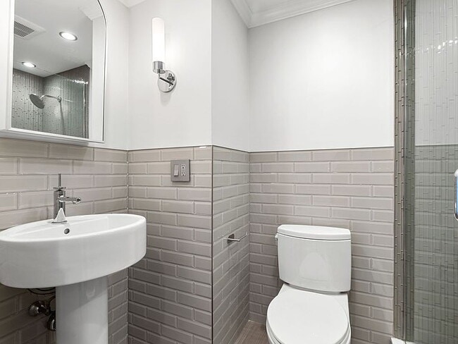 Building Photo - "Charming 2-Bedroom Retreat in the Heart of Boston's Vibrant North End"