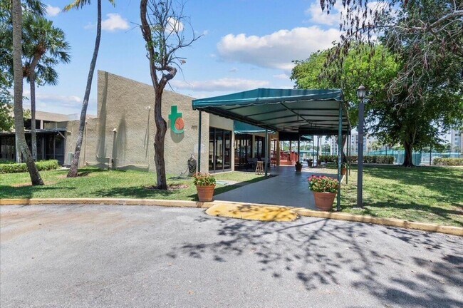 Building Photo - 2786 Tennis Club Dr