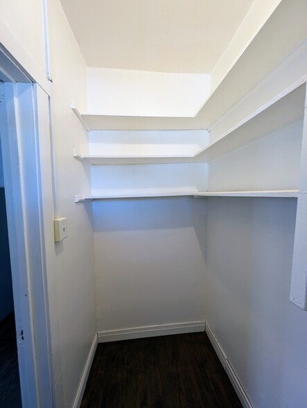 Building Photo - 3510 W Dickens Ave