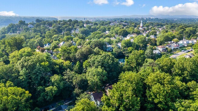 Building Photo - Beautifully updated House in Rivermont