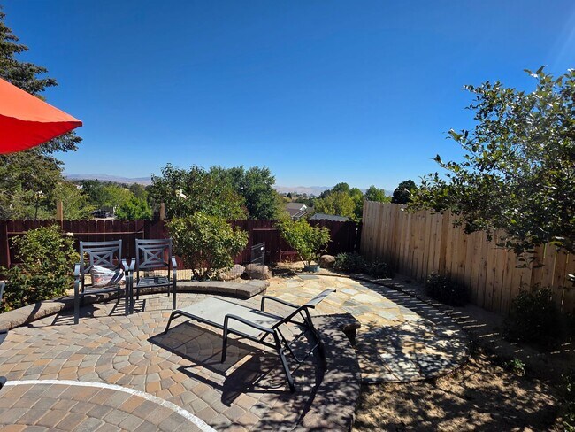 Building Photo - Northwest 4 bedroom, 2 bath with AMAZING Views