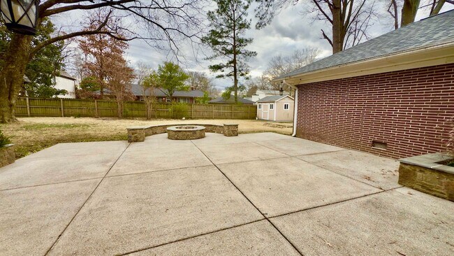 Building Photo - 5209 Walnut Grove Rd