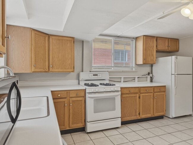Building Photo - Beautiful 2 Bed, 1 Bath Garden-Level Apartment in Sunnyside!