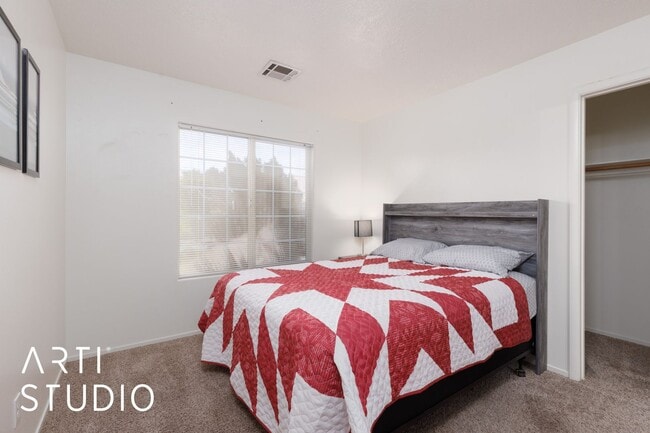 Building Photo - Short term fully furnished 3-bedroom 2 bat...