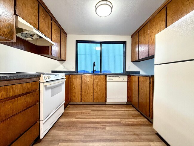 Building Photo - **FREE FIRST MONTH'S RENT** Spacious Townhouse in the Heart of Garden Home~ New LVP Flooring~ Was...