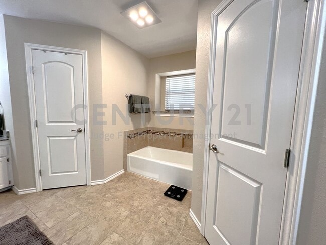 Building Photo - Beautifully Maintained 3/2/2 in Bedford!
