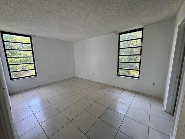 Building Photo - 9688 Fontainebleau Blvd