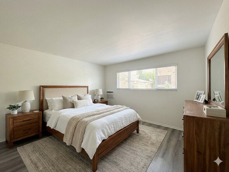 Building Photo - 10634 Holman Ave