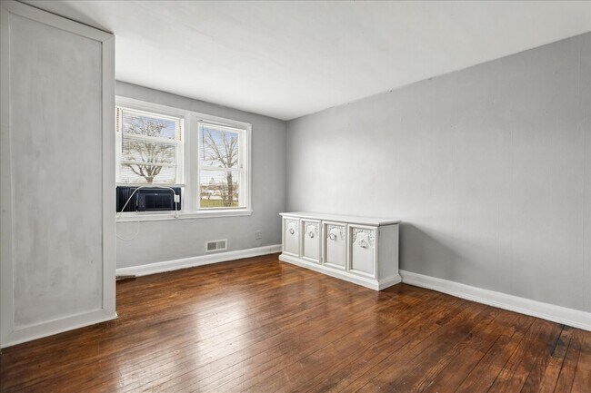 Building Photo - 3914 Erdman Ave