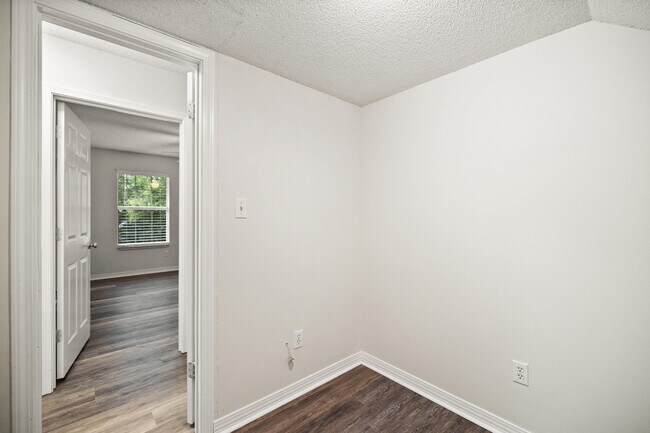 Building Photo - 1641 Parkside Cir