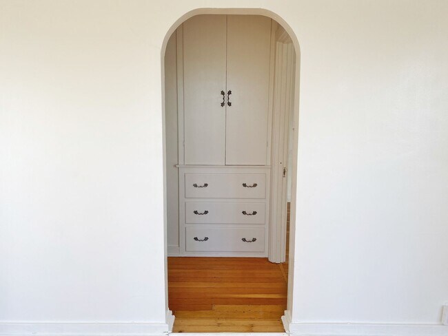 Building Photo - Hillside Los Feliz Cottage w/ Yard, Parking *ALL UTILITIES INCLUDED*