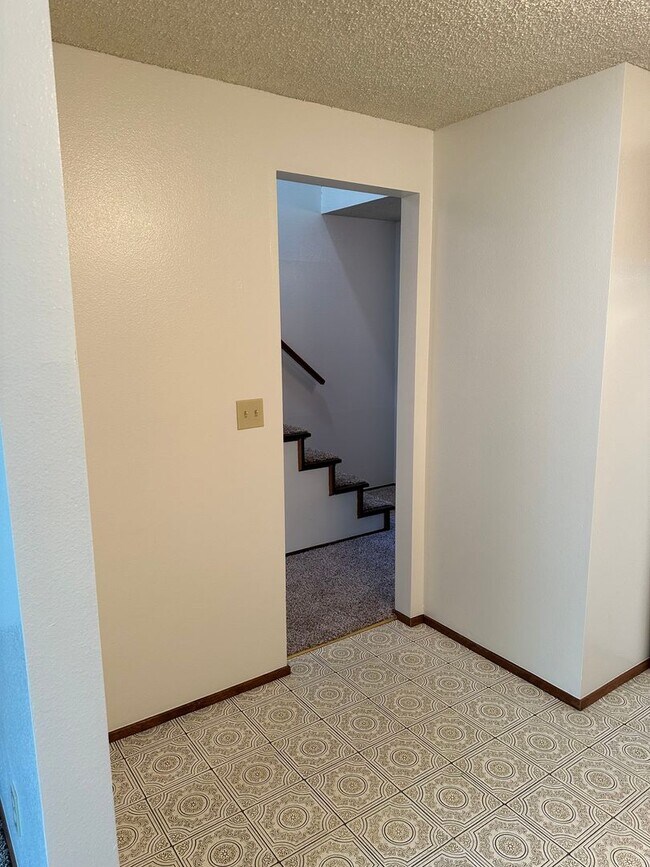 Building Photo - 2 bedroom 1.5 bathroom duplex in quiet Thu...