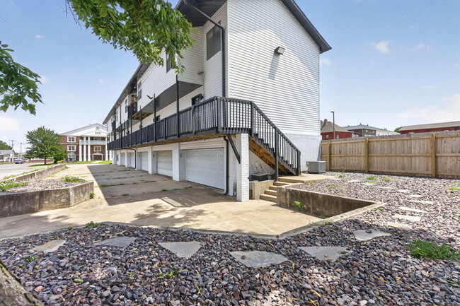 Building Photo - 1030 E Elm St