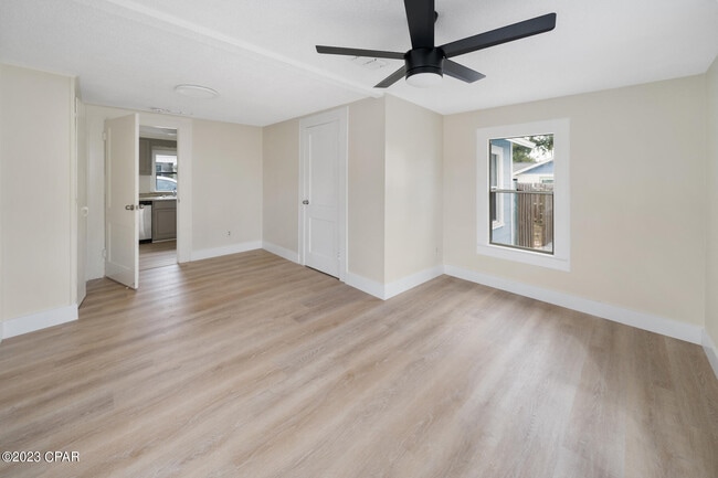 Building Photo - 206 E 2nd Ct