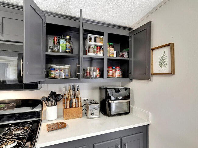 Building Photo - 506 Main St