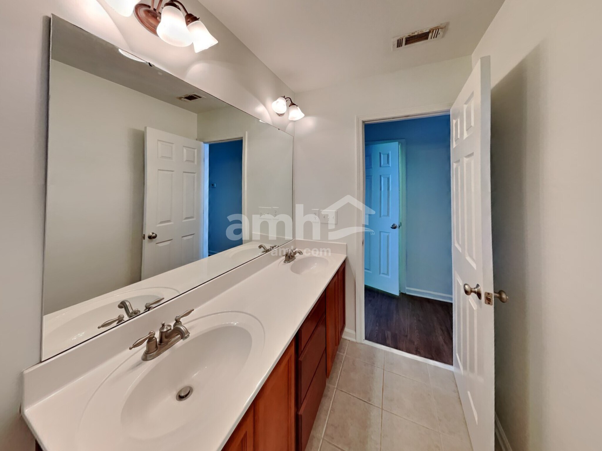 Building Photo - 106 E Cavendish Dr