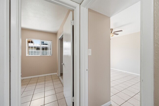 Building Photo - Centrally Located Townhome