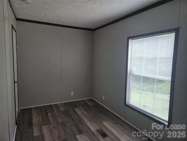 Building Photo - 213 Kimberly Cir
