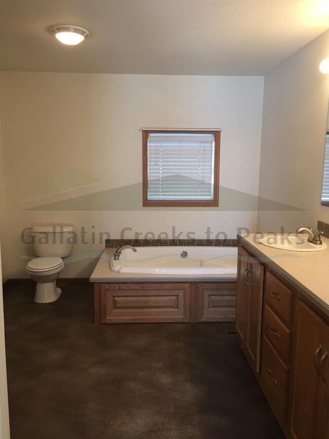 Building Photo - 4 Bedroom 2 Bathroom Rabel Lane Home