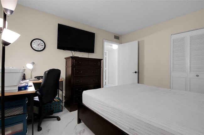 Building Photo - 260 NW 76th Ave