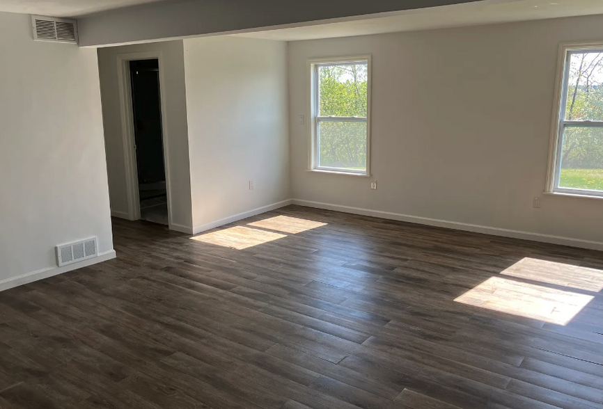 Building Photo - 467 Conrad Dr