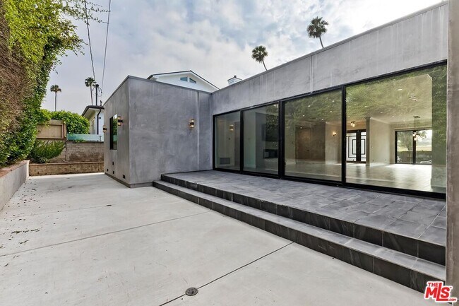 Building Photo - 12730 Montana Ave