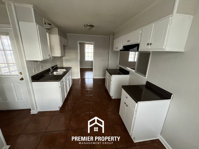 Building Photo - Spacious 3BR Memphis Home with Hardwood Floors, Dual Dining Areas & Fenced Yard