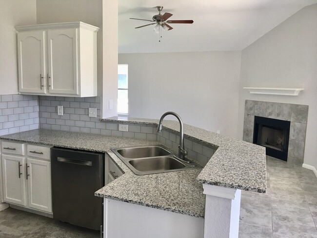 Building Photo - Beautiful remodeled 3 bed 2 bath with open...