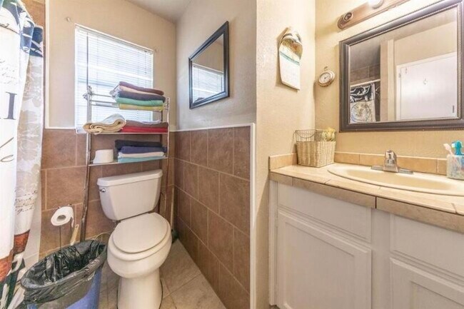 Building Photo - 3306 1st Pl