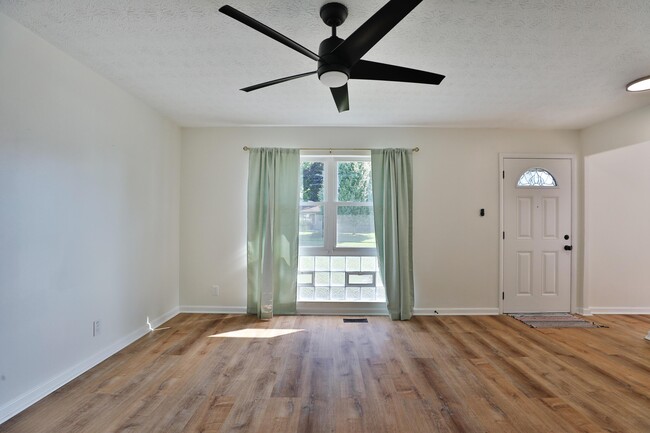Building Photo - 601 Daventry Ln