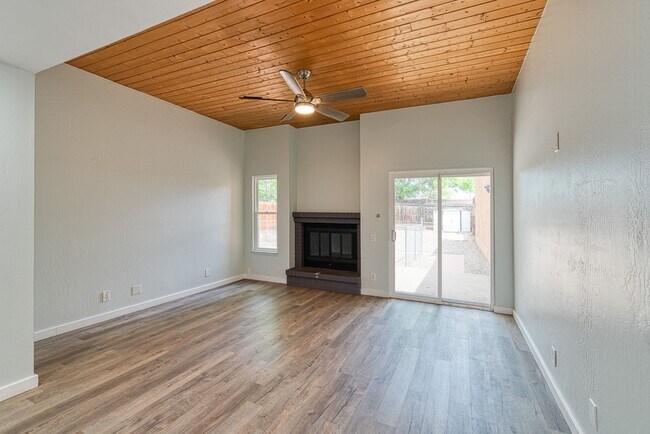 Building Photo - Beautifully Renovated 3 bedroom 2 bathroom Townhouse with A Huge Backyard!