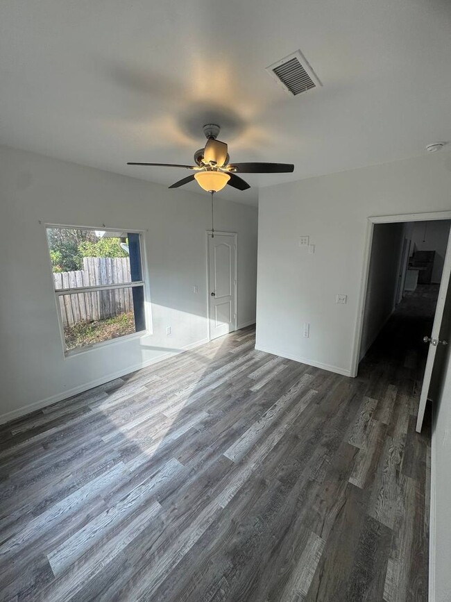 Building Photo - Spacious 3-Bedroom Home with a Charming Backyard in Lakeland, FL!