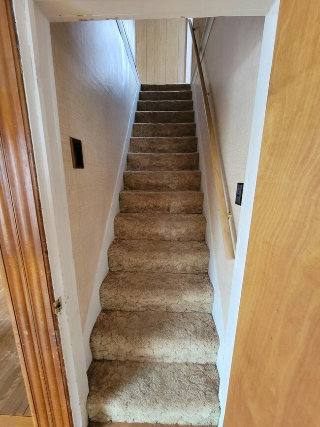 Building Photo - 45 Maple St