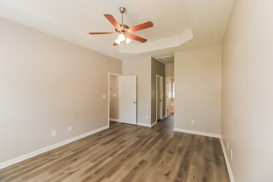 Building Photo - 7430 Royale Ln