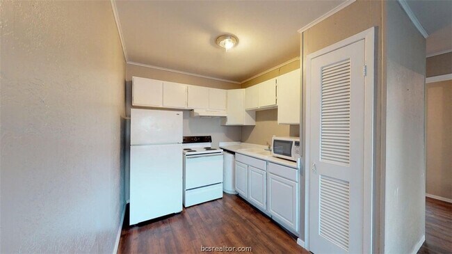 Building Photo - 204 Lynn Dr